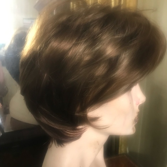 a Short Brown shaggy neckline wig made of soft silky synthetic fiber, New - Picture 4 of 4